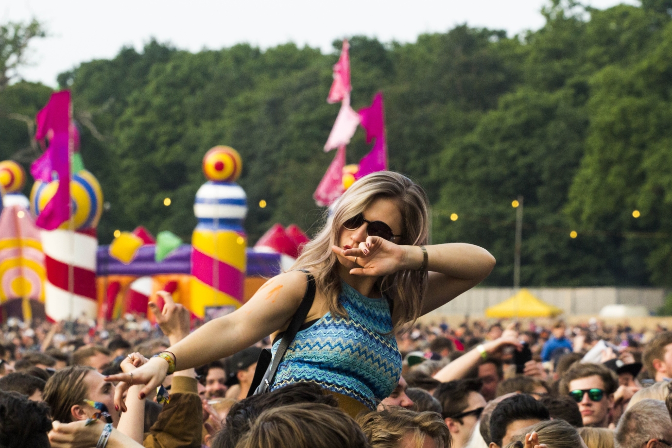 Crowd on shoulders at Common People