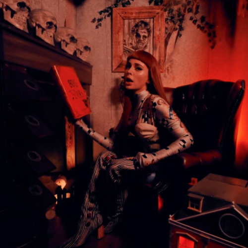 AMBER VAN DAY 'UHOH'