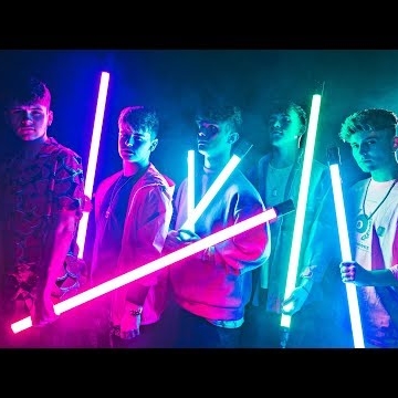 Preview image for the video "Ariana Grande Medley".