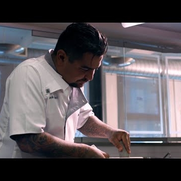 Preview image for the video "Celebrity Chef Aarón Sánchez | Cocina Locked".