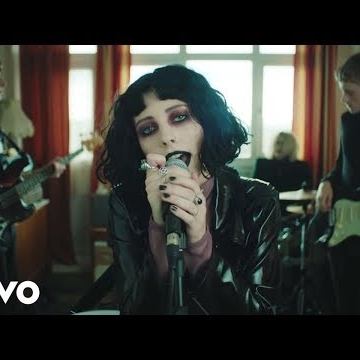 Preview image for the video "Pale Waves - Television Romance".