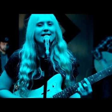 Preview image for the video "Live Video x Ivy Sutherland".