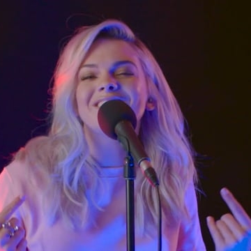 Preview image for the video "Lousia Johnson 'Shape of You'".