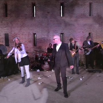 Preview image for the video "Telling The Bees".