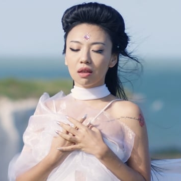 Preview image for the video "The Crown".